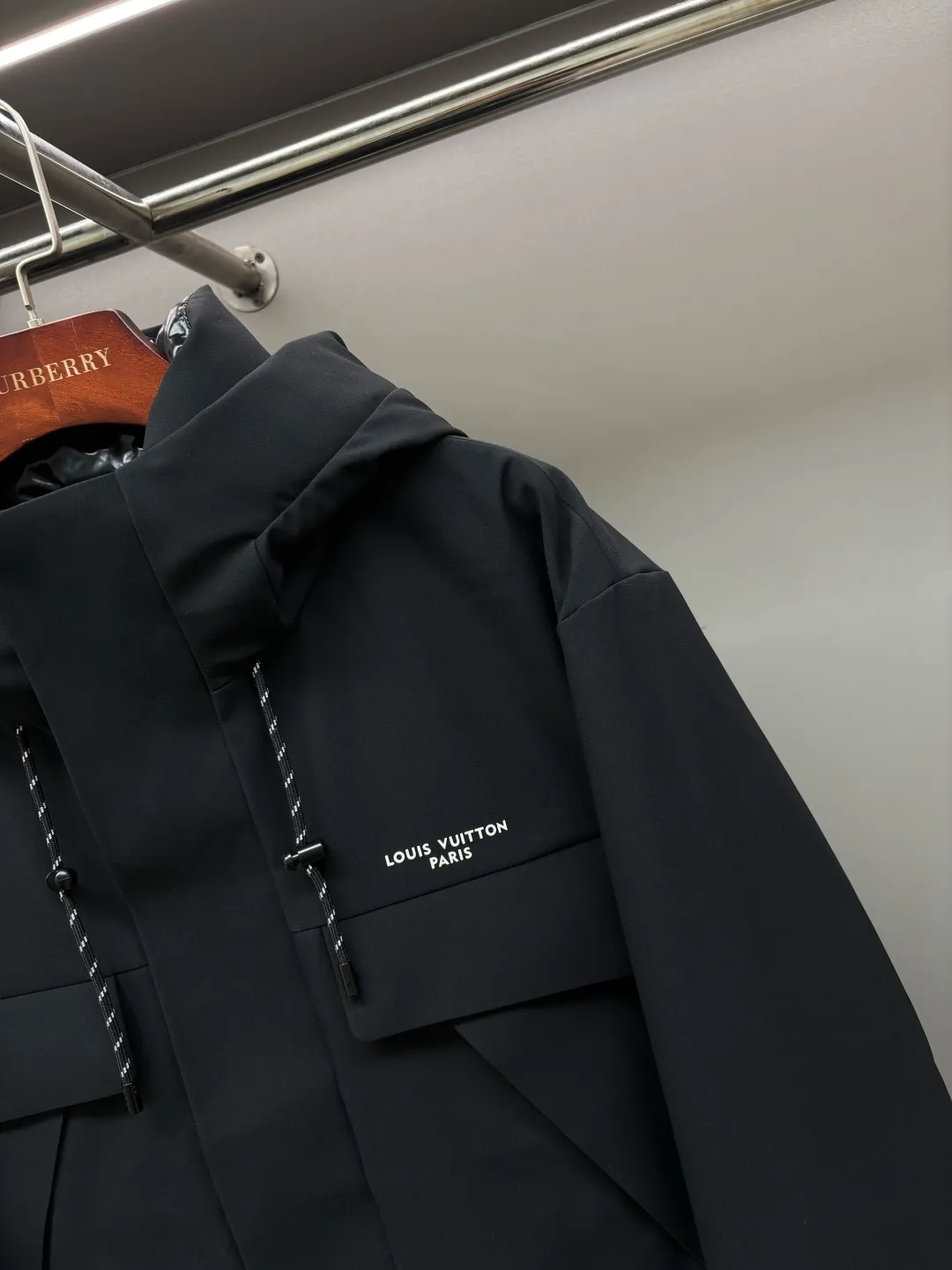 🅿️1440 LV Louis Vuitton's new lettered down jacket is rarely available through trading company channels, and will be sold simultaneously on the official website! V's new down jacket is a popular fashion item this winter. The fabric is made of customized high-density technical fiber blend material, which has excellent windproof, waterproof and anti-velvet capabilities! This means you can wear it outside in the cold winter months with confidence and stay dry and warm whether it’s windy, rainy or snowy! This design not only increases the overall sense of layering, but also makes you look more outstanding when wearing it!  The interior is filled with European standard imported 90 white goose down. The interior is divided into sections through horizontal quilting technology, making the down jacket full and fluffy. It not only provides sufficient warmth, but also maintains a light feeling, making you more comfortable when wearing it! As well as hardware accessories engraved with the brand's logo, it shows luxurious and elegant details! The casual and versatile version, whether you are a boy or a girl, can easily interpret different styles, making you the center of attention in different occasions! Size: M-XXXL Color: black beige